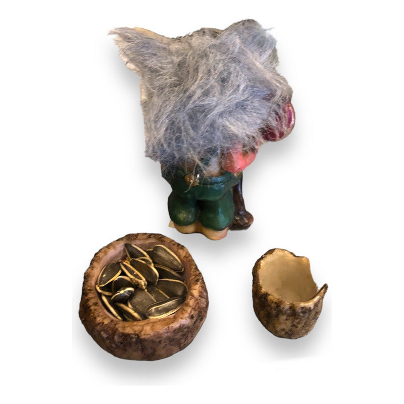 Troll Love + Feeder 9 cm High in National Resin.