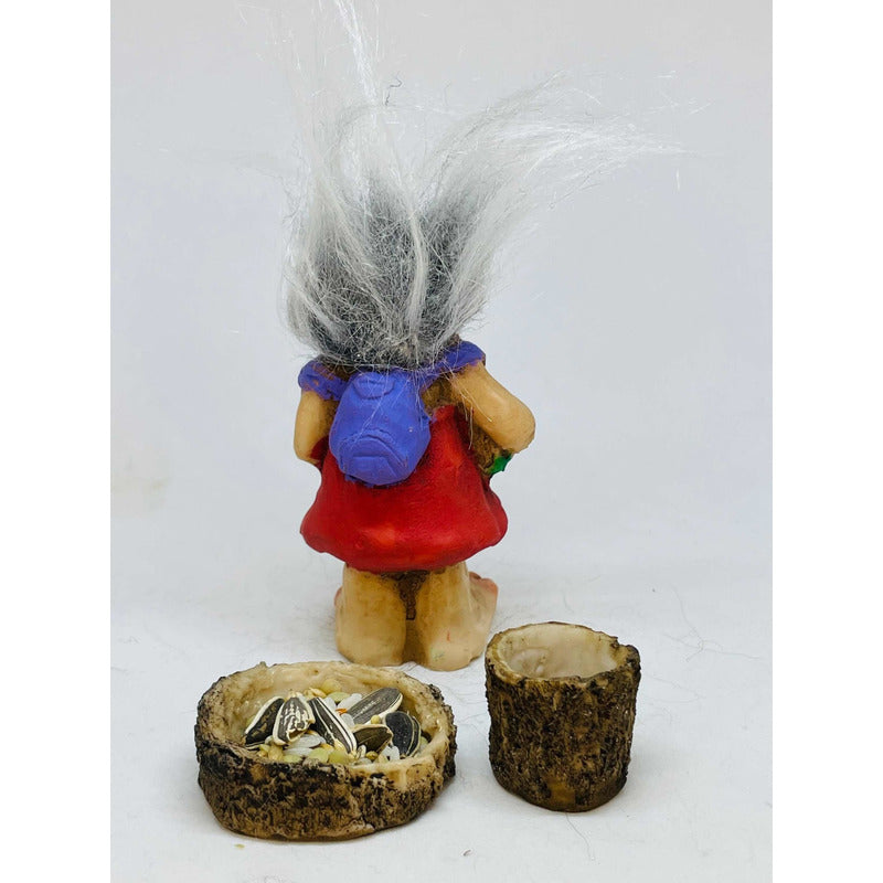 Troll Studio Girl + Feeder 10 cm National Resin Figure