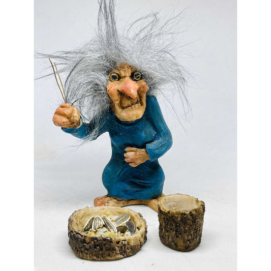 Troll Drei Tugenden + Futterspender, 11 cm große Harzfigur.