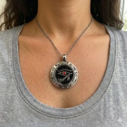Dije Medalla Ojo De Horus Egipcio Amuleto De Protección 4cm Plateado by HEREJE