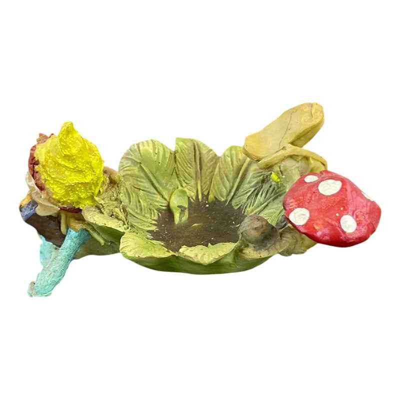 Figura Duende Acostado En Hoja Con Hongos Para Jardín Variado