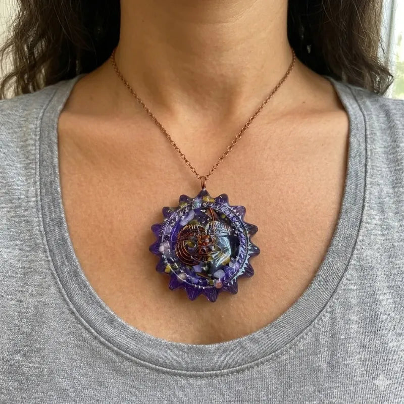 Dije De Orgonita En Forma De Sol Púrpura by HEREJE