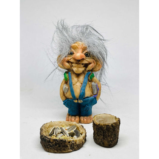 Troll Estidios Child + Feeder 10 Cm Resin Figure.