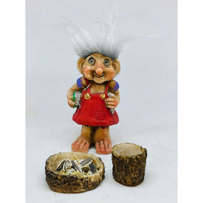 Troll Studio Girl + Feeder 10 cm National Resin Figure