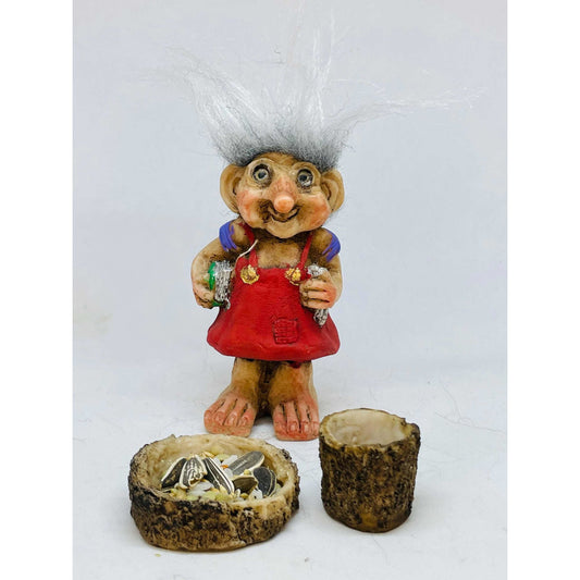 Troll Studio Girl + Feeder 10 cm National Resin Figure
