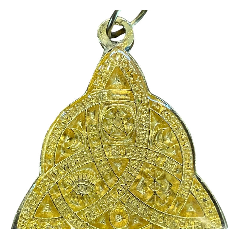 Triqueta Dije Encapsulado 30mm Dorado by HEREJE