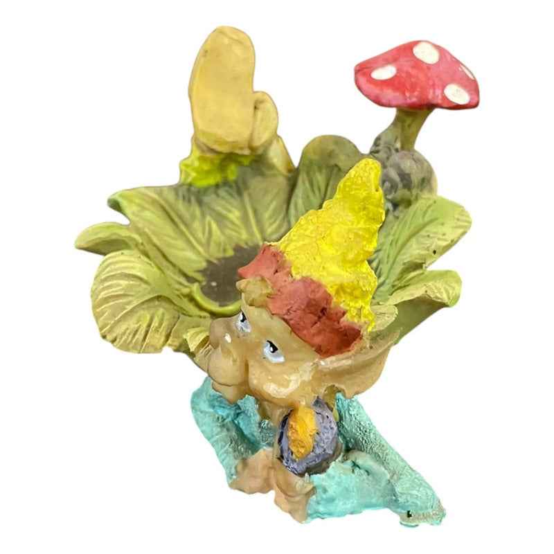 Figura Duende Acostado En Hoja Con Hongos Para Jardín Variado