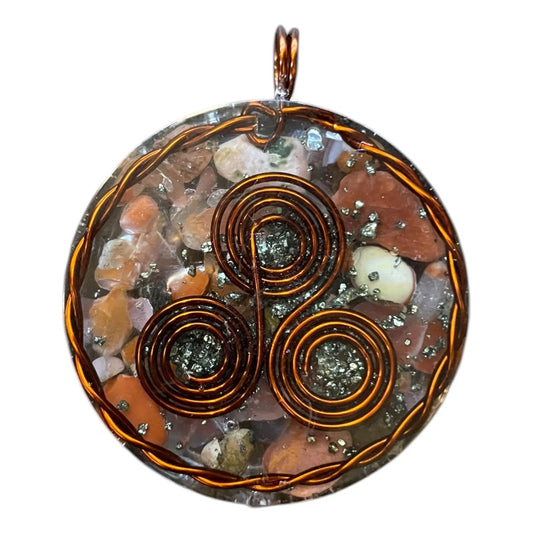 Dije De Resina Con Cobre Y Cuarzo. Trisquel Jaspe Rojo