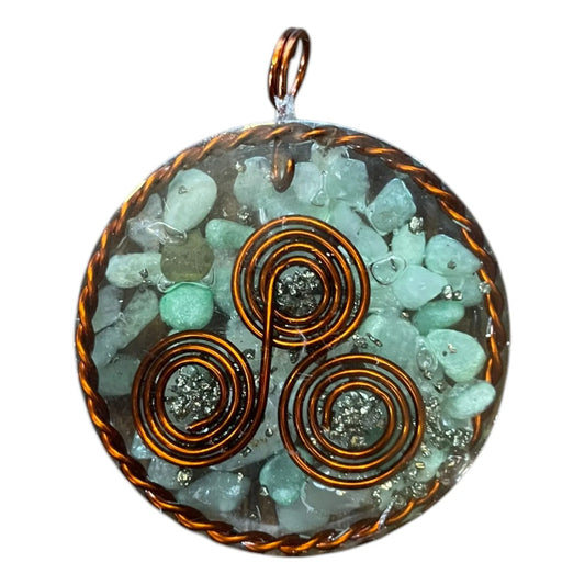Dije De Resina Con Cobre Y Cuarzo. Trisquel Jadeita