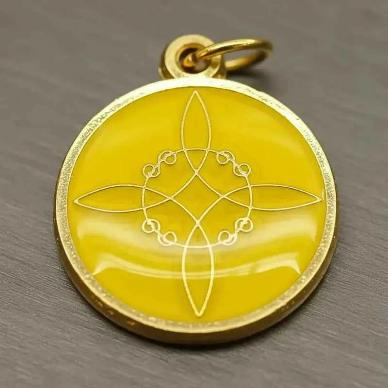 Nudo De Brujas Dije Encapsulado Con Los 7 Baño De Oro 25mm Amarillo by HEREJE