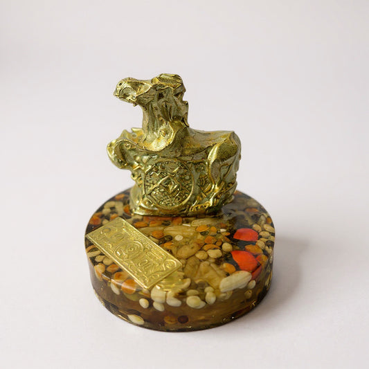 Caballo Sobre Semillas Escultura De Resina 4 Cm Alto