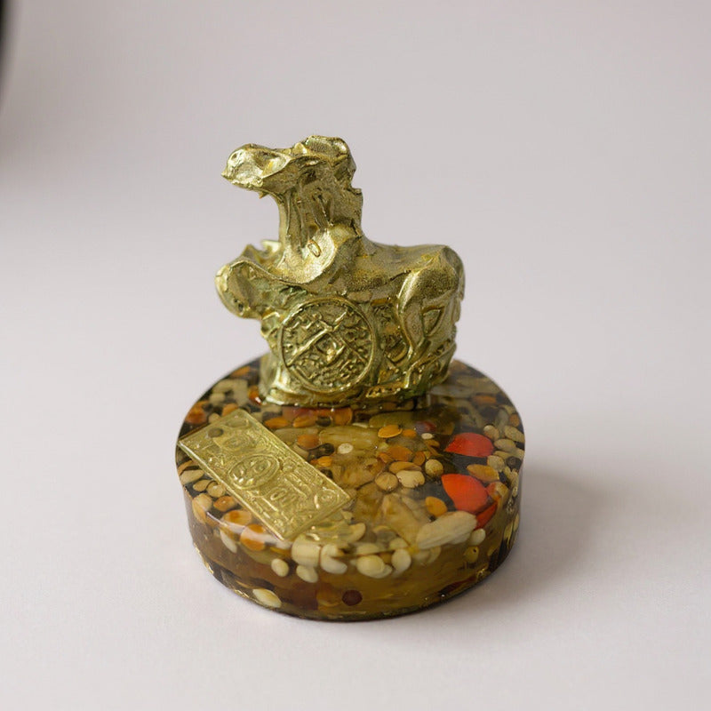 Caballo Sobre Semillas Escultura De Resina 4 Cm Alto