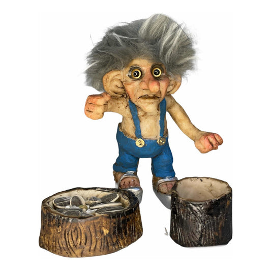 Troll Triumph + Feeder 12 cm Resin Figure