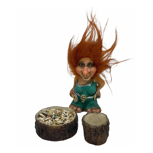 Troll Opens the Way + Feeder Resin Figure 9 cm