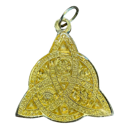 Triqueta Dije Encapsulado 30mm Dorado by HEREJE