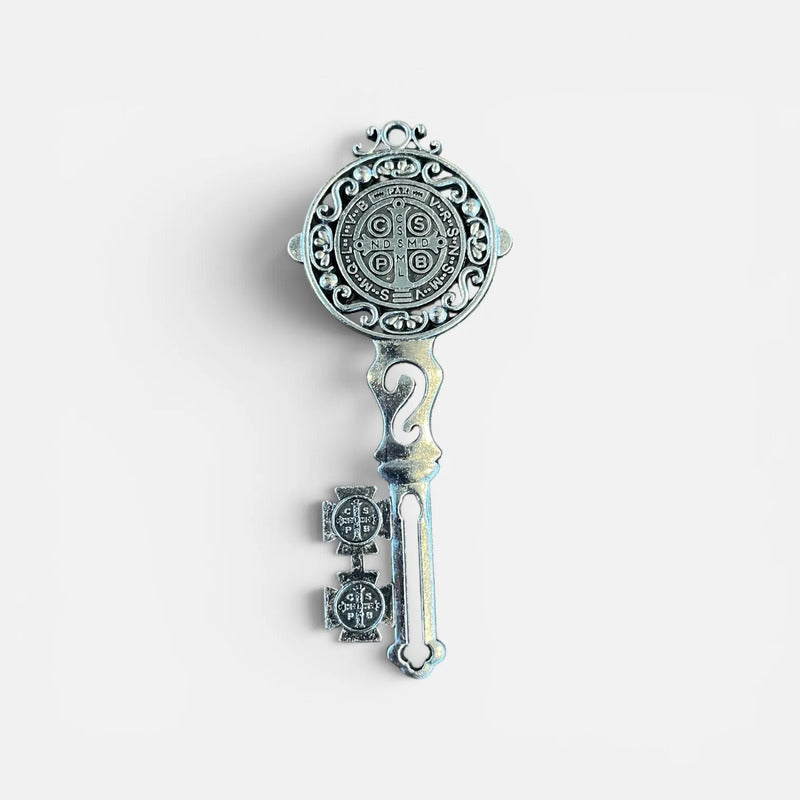 Llave Medalla San Benito 8 Cm Protección Metal Plateado by HEREJE