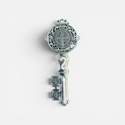 Llave Medalla San Benito 8 Cm Protección Metal Plateado by HEREJE