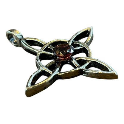 Dije Nudo De Bruja Celta Con Cristal Rojo 4 Cm Piedra Granate by HEREJE