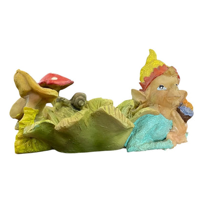 Figura Duende Acostado En Hoja Con Hongos Para Jardín Variado by HEREJE