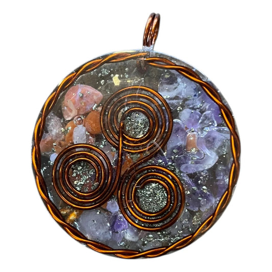 Dije De Resina Con Cobre Y Cuarzo. Trisquel Amatista