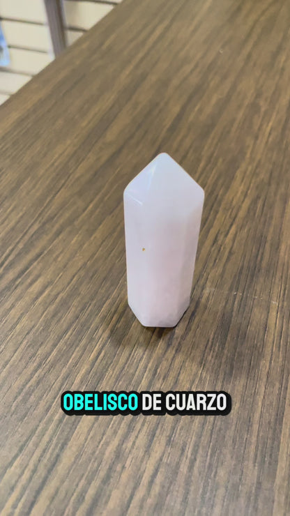 Obelisco De Cuarzo Rosa Con Los Chakras Grabados