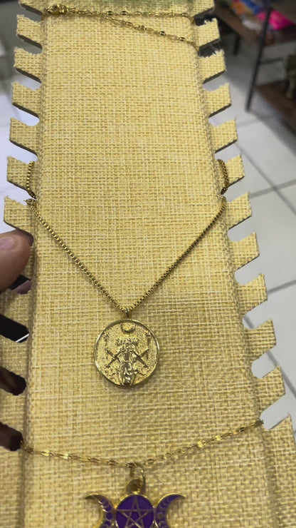 Triple Diosa Medalla Dorada Con Cadena