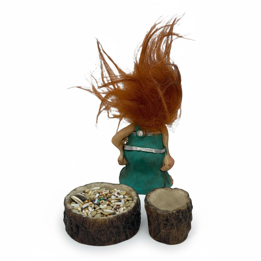 Troll Opens the Way + Feeder Resin Figure 9 cm